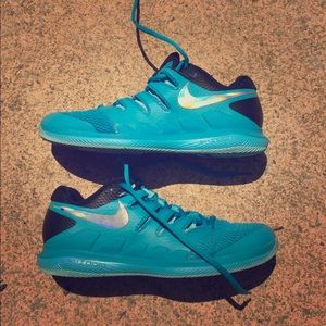 GUC Tennis Court Shoes NIKE 9.5 - fits like a 9